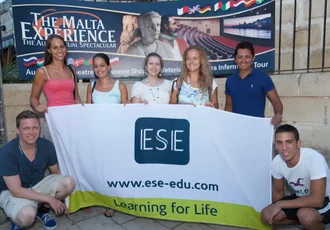 Apprendre l'anglais à Malte : étudiants heureux aborant les couleurs de l'école ESE Malta