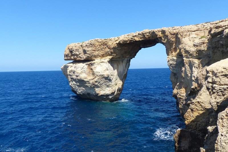 Plein de lieux à visiter à Malte : des monuments, des grottes, un temple sous-terrain, etc.