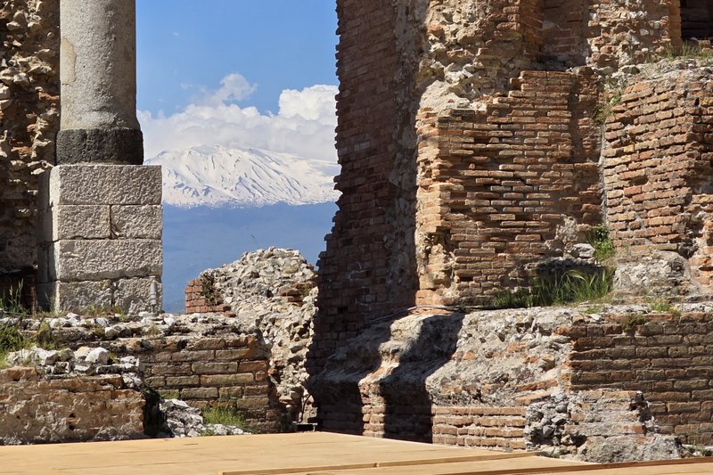 Vue de l'Etna depuis l'amphitéâtre grec de Taormina où vous pouvez suivre des cours d'italien