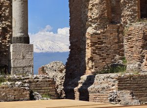 Vue de l'Etna depuis l'amphitéâtre grec de Taormina où vous pouvez suivre des cours d'italien