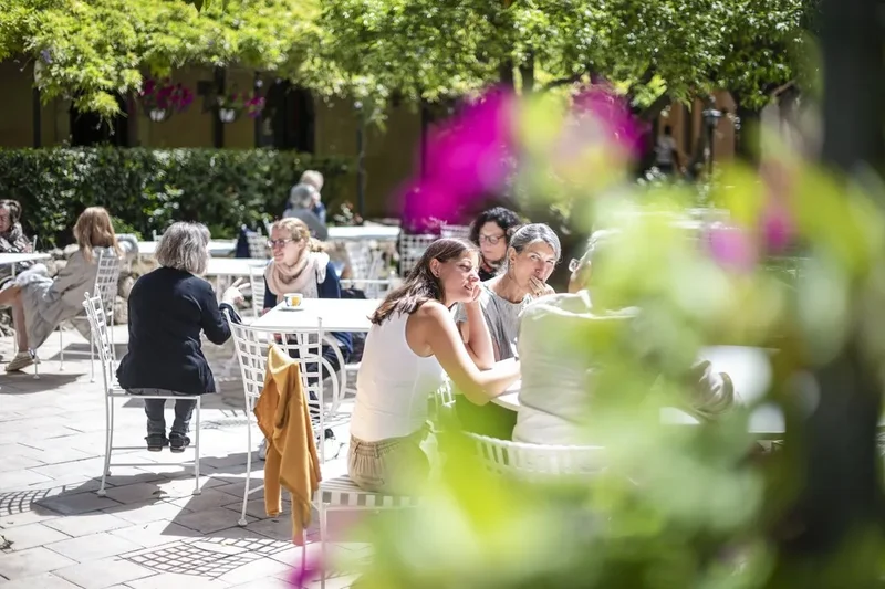 cours d'italien à Taormina sur la terrasse fleurie de l'école Babilonia