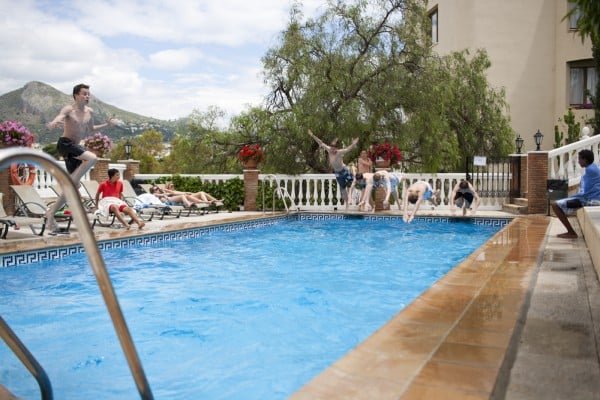 Profitez de la piscine extérieure après vos cours d'espagnol à Malaga