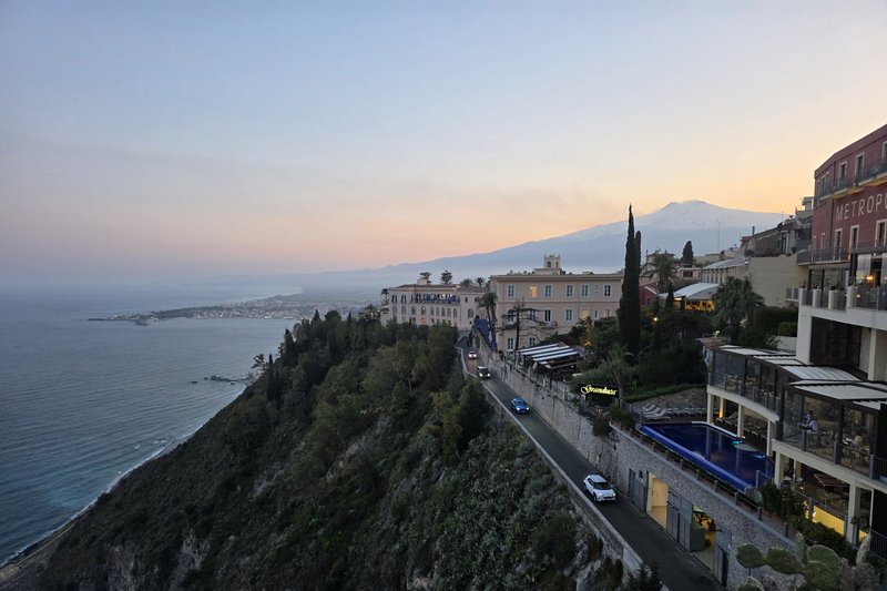 Vue de l'Etna au coucher du soleil depuis Taormina