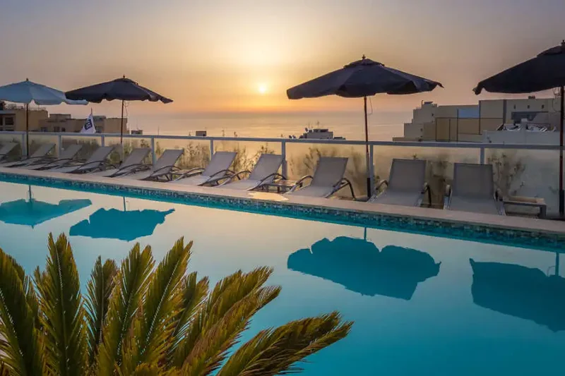 Piscine rooftop du George Hotel à St Julian's à Malte