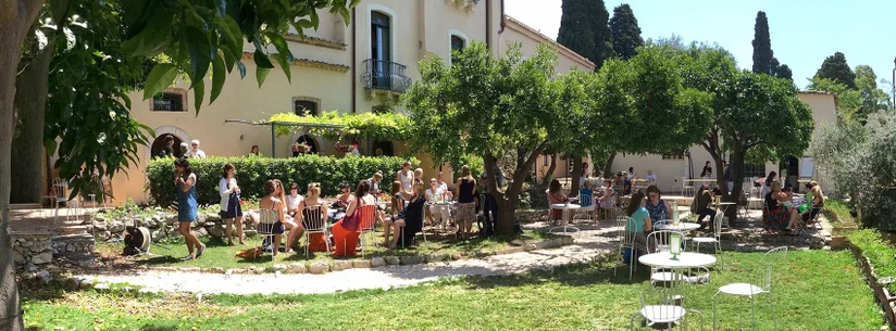 cours d'italien à Taormina dans la superbe école Babilonia avec son jardin fleuri en Sicile
