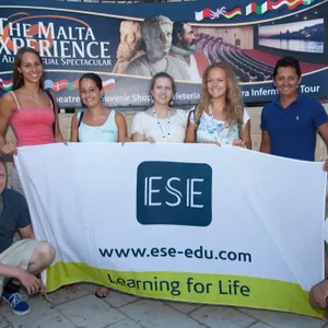 Apprendre l'anglais à Malte : étudiants heureux aborant les couleurs de l'école ESE Malta